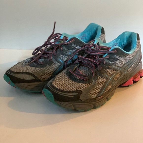 Woman’s ASICS athletic shoe - Picture 4 of 7
